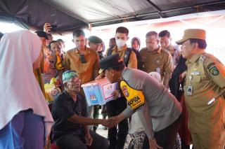 Wakapolda Berikan Bantuan kepada Warga Terdampak Banjir di Rohul dan Tekankan Netralitas dalam Pemil